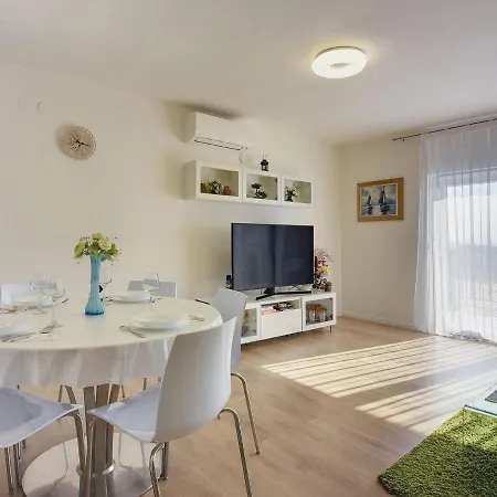 Apartment With Balcony And Sea View