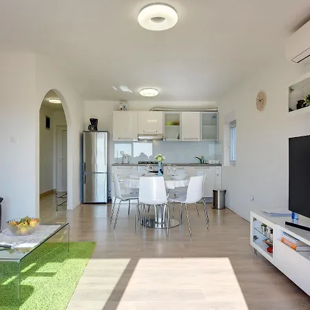 Apartment With Balcony And Sea View